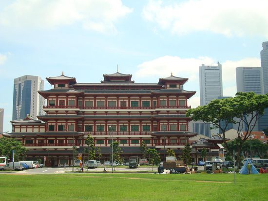 Chinesischer Tempel vor den Hochhäusern der Stadt