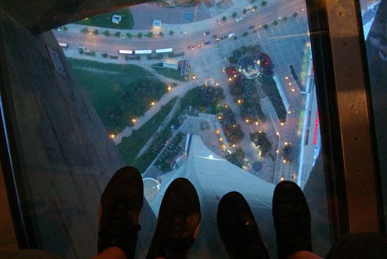 Blick hinunter durch die Glasplattform auf dem Tower