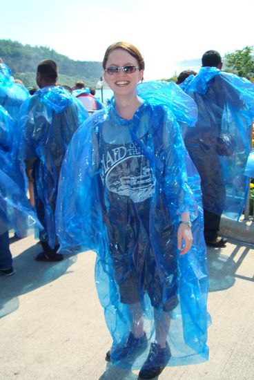 Ohne diese „schiggen“ blauen Regenmäntel 
wären wir „pflotschnass“ geworden 