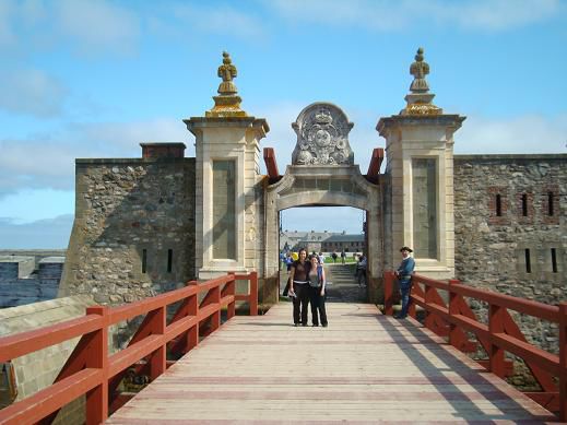 Am Eingang zum „Fortress of Louisbourg“
(das wären übrigens wir in der Mitte )
