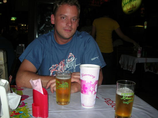 das bereits eingeschaenkte Bier durfen wir noch aus dem Glas trinken, danach nur noch aus Bechern...