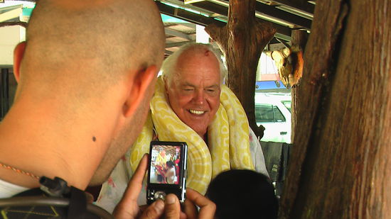 Promiverdacht! Wer erkennt diesen Mann? 