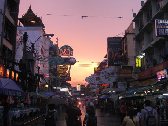 Daemmerung in der Khao San Road. Nach den ruhigen Tagen in Laos und Kanchanaburi brauchten wir erst ein paar Stunden um uns wieder an den Trubel zu gewoehnen...