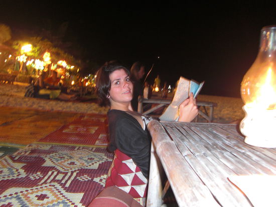 Abendessen am White Sand Beach. Gemuetliche Sitzkissen im Sand ca 10 Meter vom Wasser entfernt...