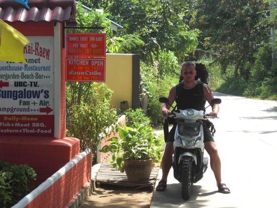 Julias persoenliche Spedition beim Umzug vom Sinsamut Guesthouse zu Tony...