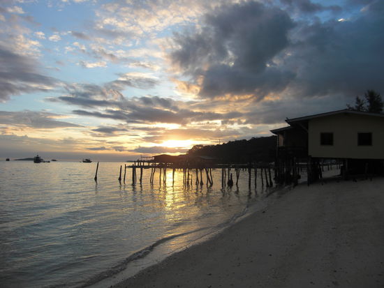 Sonnenaufgang an Tonys Privatstrand. Da wird man gerne um sechs Uhr morgens wach...