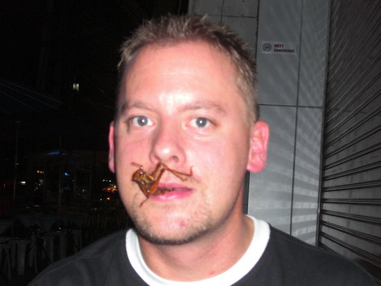 Heuschrecken als Nachspeise. Ueberhaupt nicht ekelhaft, aber sehr sehr fett...