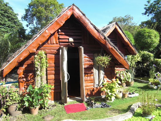 Kaum zu glauben, aber diese Huetten stehen auf der "Dachterasse" eines Hotels. Sehr goldig, alles aus Holz, selbst das Waschbecken... 700 Baht, ca. 14 Euro die Nacht.