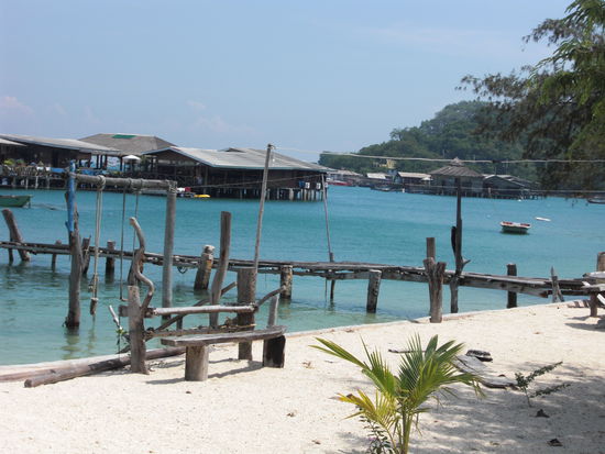 Da die Huette von oben nur fuer eine Nacht frei war, sind wir umgezogen und geniessen jetzt diesen Ausblick von unserem Zimmer.