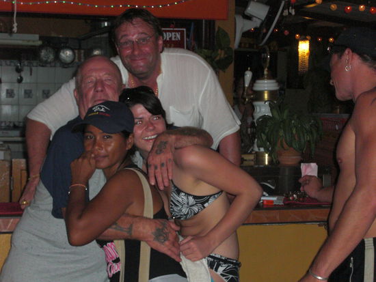 Bei dem jungen Mann ganz links (Bernie) sind wir heute Abend eingeladen. Der Herr im weissen Hemd ist der Schnitzel-Toni... 