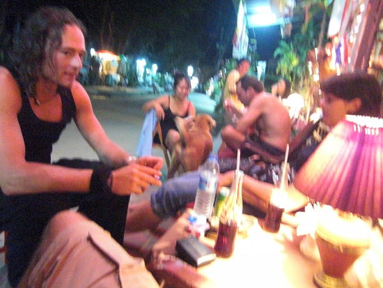gemuetlicher Abend bei Papa Rogers Bar auf Koh Samet mit Michael aus Deutschland, der noch bis mindestens ende Dezember in Asien unterwegs ist.