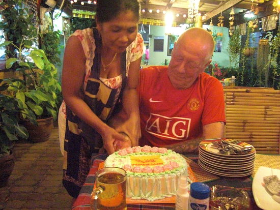 Das Geburtstagskind mit seinem Kuchen (extrem suess und fuer uns gewoehnungsbeduerftig)...