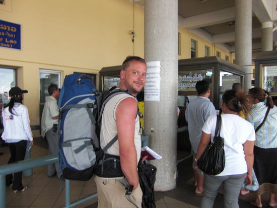 Beim Anstehen fuers Visum. Bei ca. 35 Grad und dem Nachtzug hinter uns, dafuer ist das Grinsen noch gelungen, oder?