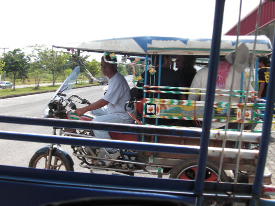 auch die laotischen TukTuks sind aelter als die in Thailand und auch deutlich lauter und langsamer...