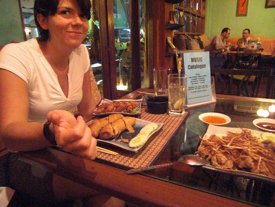 Bei Marcus gab es Mekong-Fisch mit einer saeuerlich-scharfen Zitronengrassosse. Julia hat gerade die Backen voller Fruehlingsrolle und daneben stehen Erblondete Garnelen (d.h. Garnelen in gelben Reisnudeln gewickelt und fritiert)...