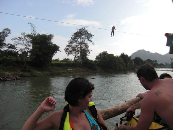 von allen moeglichen Geraetschaften laesst man sich bei lauter Technomusik und viel Beer Lao ins Wasser fallen.