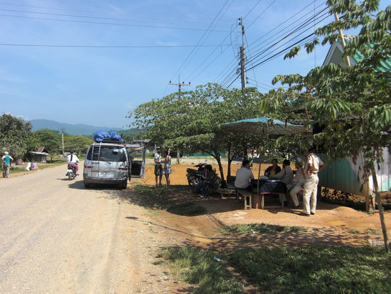 Polizeikontrolle. Unter dem Schirm sassen vier Polizisten die der Weiterfahrt erst zustimmten als unser Fahrer ein paar Scheine 'unauffaellig' unter die am Tisch liegende Polizeimuetze geschoben hat...
