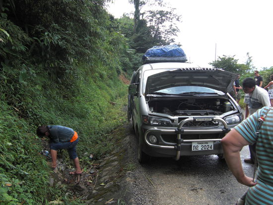 Pause wegen eines ueberhitzten Motors. Der Fahrer hat genau vor einem Miniwasserfall am Strassenrand gehalten - scheinbar kennt er die Stelle...
