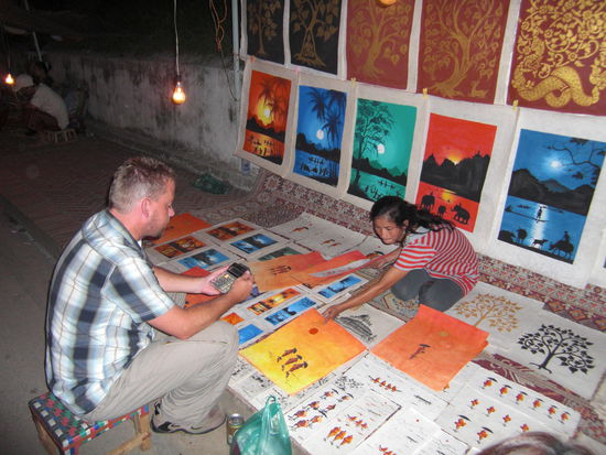 Preisverhandlungen am sehr schoenen Nachtmarkt von Luang Prabang.