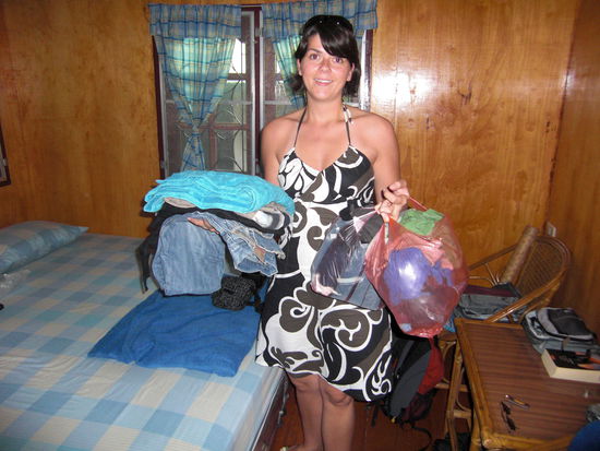 Zwei Tueten und einen Arm voller Schmutzwaesche - Das Waschen war dringend noetig... 