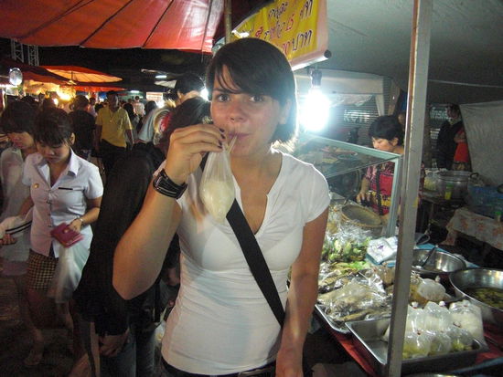 Kokusnuss aus der Tuete... Nachtmarkt in Kanchanaburi.