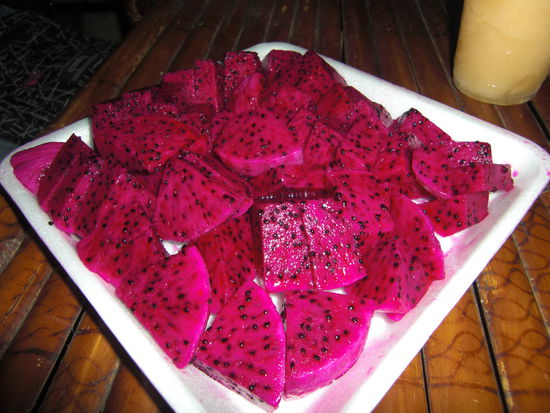 Eine grosse Schale rote Drachenfrucht fur umgerechnet 40 Cent...
Der Mann mit dem leckeren Klebreis im Bambursrohr (siehe letzter Reisebericht von Kanchanaburi) war leider nicht zu finden...