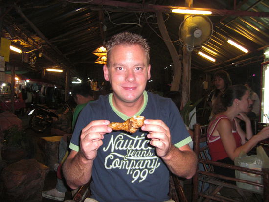 Nachdem es in Laos mit dem Rasieren nicht geklappt hat, fand die optische Verjuengungskur in Kanchanaburi statt. Umgerechnet 80 Cent fuer die Rasur... Da kommt kein Lifting mit! 