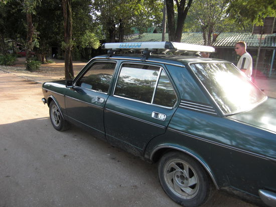 Ein Fiat 132, laut Aussage unseres Guides Baujahr 55, wir tippen eher auf 60er oder 70er Jahre. Merkt euch dieses Auto, es spielt nachher aus Marcus' Sicht eine wichtige Rolle.