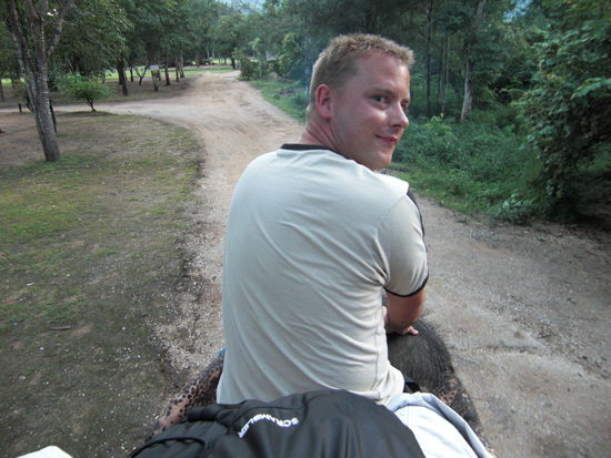 Marcus sitzt hinter den Ohren des Elefanten....macht viel Spass, kratzt etwas an den Oberschenkeln und das schwierigste ist das Zurueckklettern auf den Sitz waehrend des Reitens.