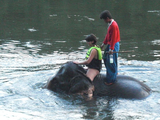 Julia beim Haarewaschen...