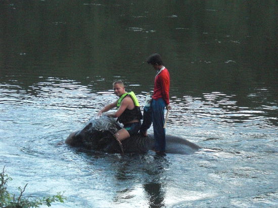 Marcus beim Haarewaschen...
