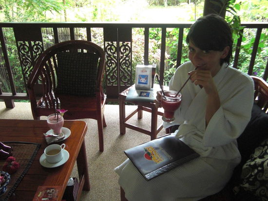 kurze Mittagspause zwischen den Behandlungen bei einem Wassermelone-Drachenfrucht-Lassi