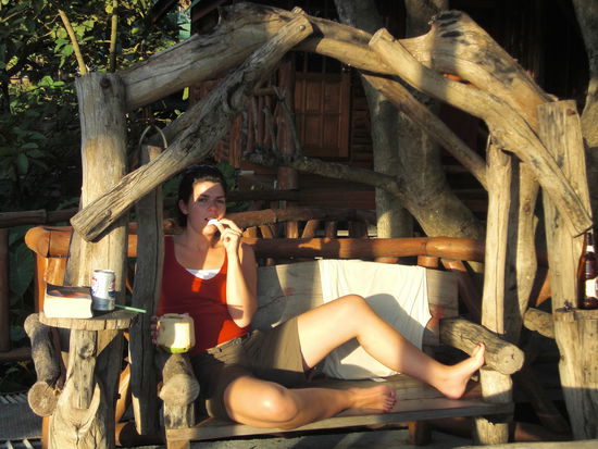 sehr laessig: die Holzschaukel direkt am River Kwai von wo aus auch diese Bilder entstanden sind