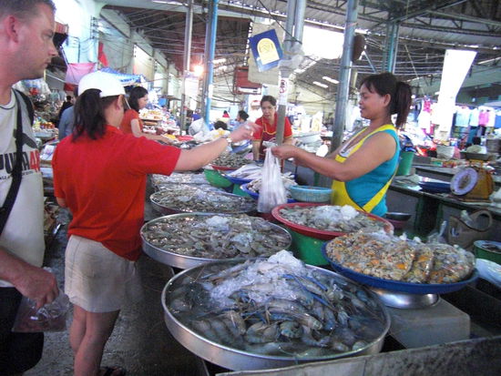 Micky beim Kaufen der Garnelen fuer die Suppe