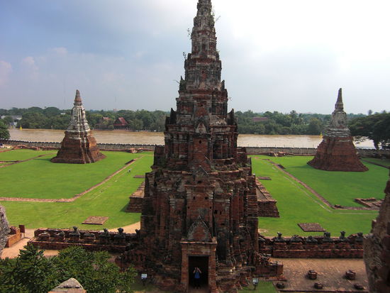 Im Hintergrund der Fluss Chao Praya, auf dem wir fuer pro Person 1500 Baht (30Euro) nach Bangkok haetten fahren koennen. Wir haben uns aber fuer den oeffentlich Bus fuer 53 Baht (1Euro) entschieden.