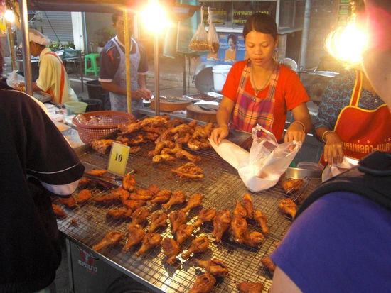 Um diesen Stand draengelten sich sogar die Thais. Super leckere Huehnchenteile.