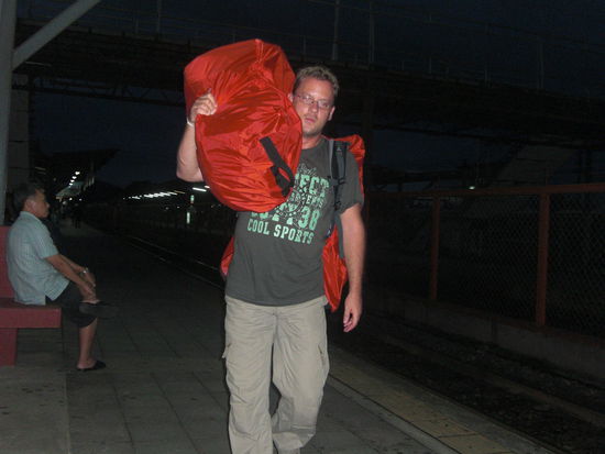 Frisch gestaerkt kann man(n) auch mal zwei Rucksaecke tragen! 