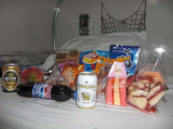 Unser Proviant fuer die Nacht und das Fruehstueck (einmal musste es ein rose farbener Kuchen aus dem 7/11 sein)....