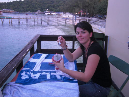 Unser privater Balkon direkt auf dem Meer... Und dazu eine frische Drachenfrucht fuer umgerechnet 40 Cent.