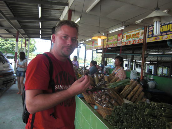 Bei der Pause unseres "Autorennens" gab es eine kleine Staerkung... Uebringens, unser Fahrer hat das Rennen gewonnen! 