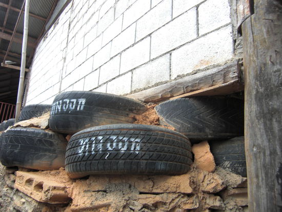 Hier wird scheinbar wirklich ALLES als Fundament fuer die Haeuser verwendet! 