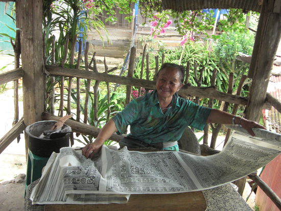 Die Stoffe der Hmong werden von Hand bemalt...