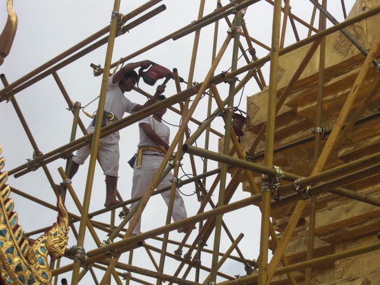 Barfuss, ohne Sicherung, mit dem Presslufthammer auf einem Bambusgeruest... Nicht schlecht...