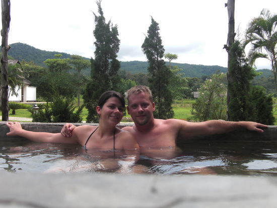 Im ca. 40 Grad heissen Hot-Spring-Pool. Bei Aussentemperaturen von ca. 36 Grad eher gewoehnungsbeduerftig... 