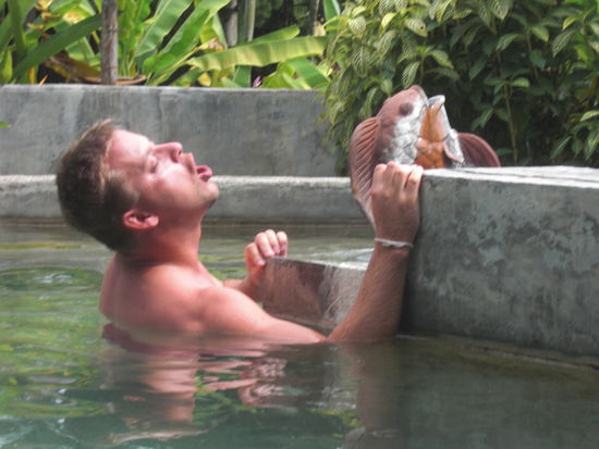 Er kann leider noch kein heisses Quellwasser spucken wie der Fisch aus welchem das Becken staendig befuellt wird.