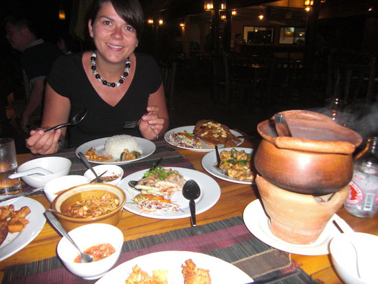 Zwei Teller sind auf dem Bild gar nicht zu sehen....