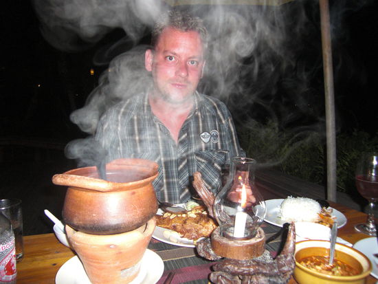 Marcus beginnt fachmaennisch den Fisch zu zerlegen; umnebelt vom etwas gewoehnungsbeduerftigem Hauswein und dem Fischsuppendampf.