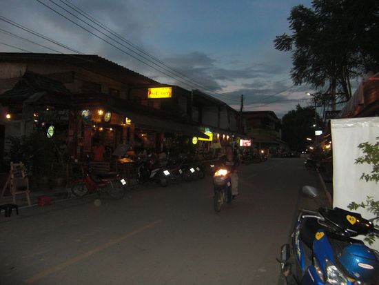 "Walking-Street" in Pai. Vieles ist noch geschlossen aber dennoch gibt es genuegend gemuetliche Kneipen und Restaurants.