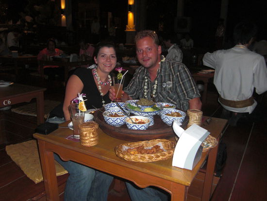 Vor uns die sehr leckeren verschiedenen Gerichte aus Nordthailand.