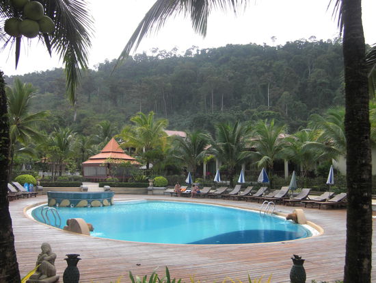 Poolanlage, im Hintergrund der beginnende Regenwald des Lamru-Nationalparks. Beim Fotografieren standen wir am Strand, siehe naechstes Bild.